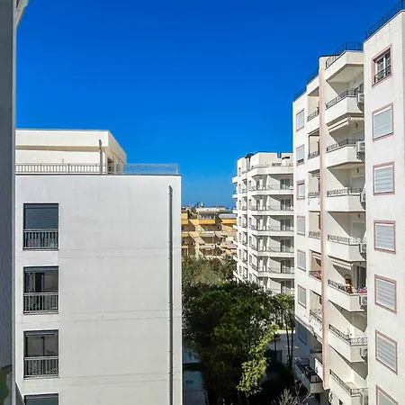 1 Bedroom 818 *