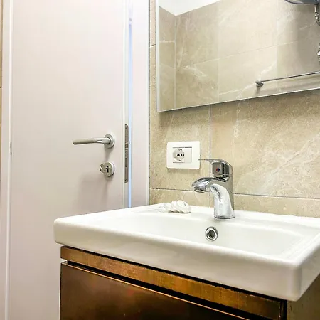 Apartment 1 Bedroom 818 *