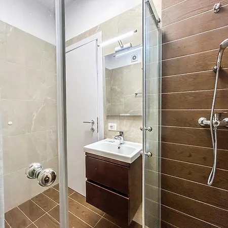1 Bedroom 818 Apartment *