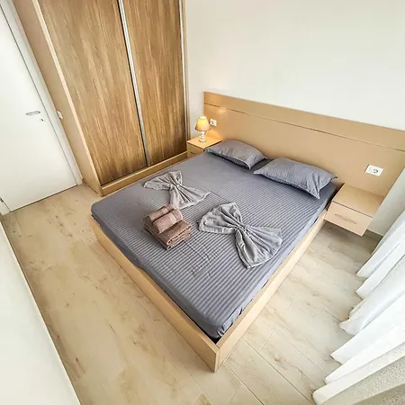 Apartment 1 Bedroom 818 *