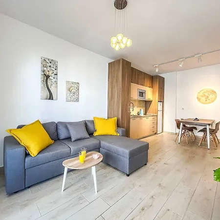 1 Bedroom 818 *