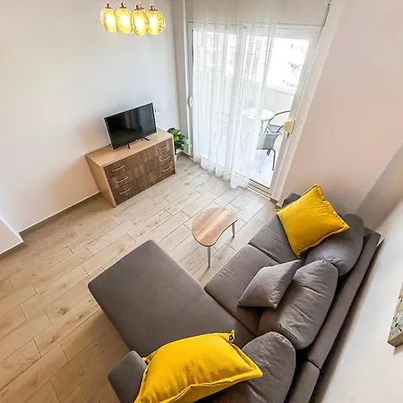 Apartment 1 Bedroom 818 *