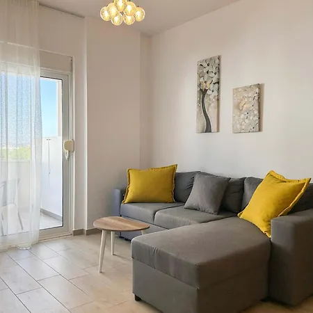 1 Bedroom 818 *